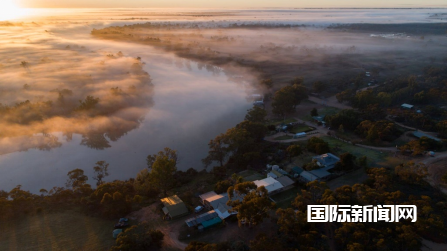无锡泰伯庙文化发展有限公司总经理邹旦礼接待澳大利亚江苏总商会执行会长、南澳洲江苏商会荣誉会长吴弘毅