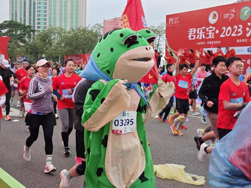 无负今日，邑马当先！  ——首届江门马拉松赛鸣枪开跑！